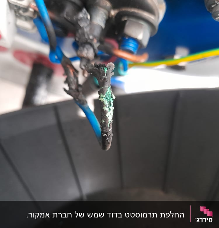 חוטים שרופים ומחוברים לדוד שמש